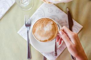 heerlijk en smakelijk cappuccino voor ontbijt Bij cafe foto