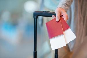 detailopname van paspoorten en instappen voorbij gaan aan in mannetje handen Bij luchthaven foto