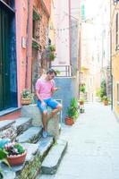 jong Mens toerist Aan vakantie in cinque terre. jong Kaukasisch vent wandelen Bij de oud straat in vernazza foto