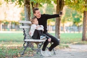 gelukkig familie hebben pret nemen selfie Aan mooi herfst dag foto