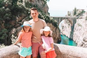 beroemd fiordo di furore strand gezien van brug. foto