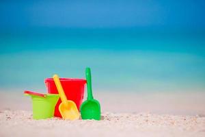 kinderen strand speelgoed Aan wit zand. emmers en messen voor kinderen Aan de wit zanderig strand na kinderen spellen foto