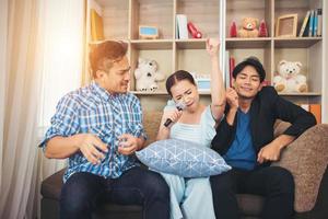 groep vrienden die samen een lied zingen in hun woonkamer foto