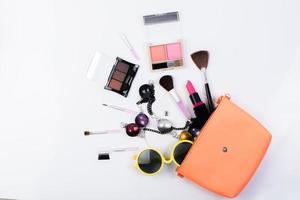 bovenaanzicht van een make-up tas met schoonheidsproducten foto