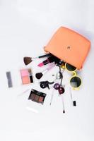 bovenaanzicht van een make-up tas met schoonheidsproducten foto