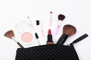 bovenaanzicht van een make-up tas met schoonheidsproducten foto