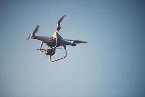 vliegende drone in de lucht foto