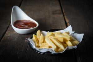 traditionele frietjes met ketchup foto
