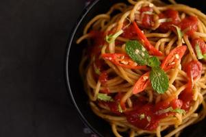 Italiaanse spaghetti pasta met tomatensaus foto