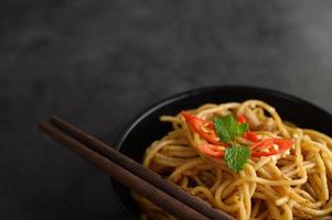 Italiaanse pasta met saus foto