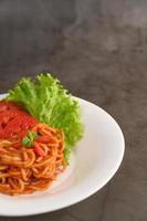 Italiaanse spaghetti pasta met tomatensaus foto