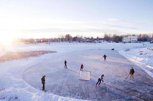 groep mensen buiten hockey spelen in de winter foto
