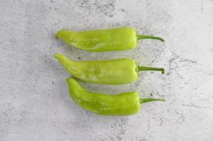 groene paprika's op aanrechtruimte in de keuken foto