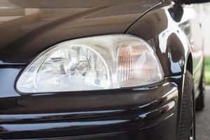 close-up van een autokoplamp foto