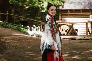 lachend meisje in een Oekraïense geborduurde jurk foto