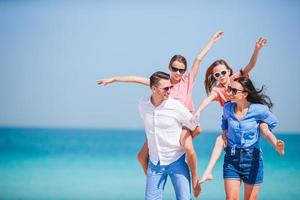 gelukkig familie Aan de strand gedurende zomer vakantie foto