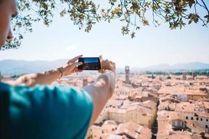 jong Kaukasisch Mens maken foto van Europese oud stad door mobiel telefoon van de observatie plaats