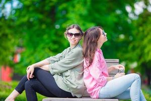 gelukkig jong stedelijk meisjes in Europese stad. Kaukasisch toeristen hebben pret samen buitenshuis foto