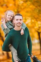 familie van vader en kind Aan mooi herfst dag in de park foto