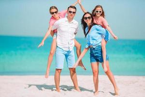 gelukkig familie Aan de strand gedurende zomer vakantie foto