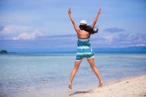 jong mooi vrouw hebben pret in de strand foto