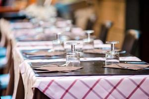 zomer leeg Open lucht restaurant in Vaticaan stad in Italië. detailopname wijnglazen Aan de tafel foto