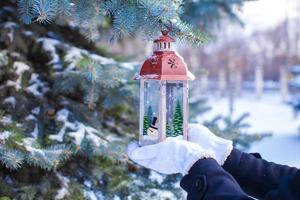 Kerstmis lantaarn Aan Spar Afdeling in sneeuw winter dag foto