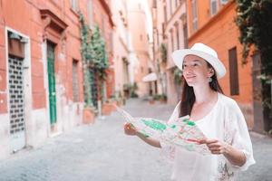 reizen toerist vrouw met kaart in Praag buitenshuis gedurende vakantie in Europa. foto