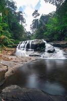 rivier in het nationale park van de waterval van khao chamao foto