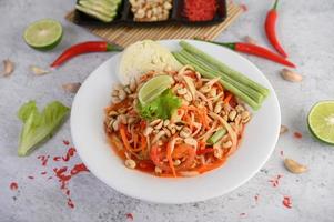 Thaise papajasalade met ingrediënten foto