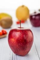 close-up van een heldere rode appel foto