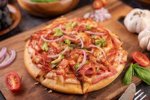 zelfgemaakte pizza met ingrediënten foto