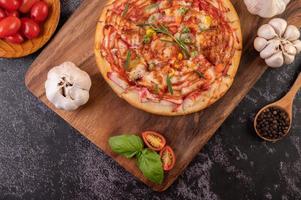 zelfgemaakte pizza met ingrediënten foto