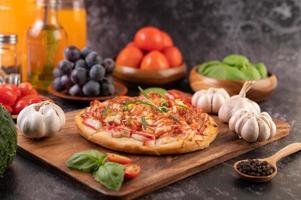 zelfgemaakte pizza met ingrediënten foto