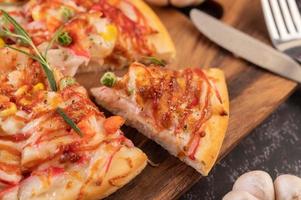 zelfgemaakte pizza met ingrediënten foto