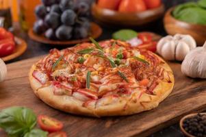 zelfgemaakte pizza met ingrediënten foto