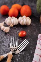 knoflook en tomaten met twee vorken foto