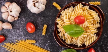 macaroni pasta met groenten foto