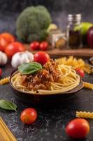 spaghetti met huisgemaakte saus foto