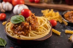 spaghetti met huisgemaakte saus foto