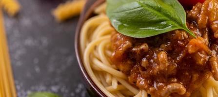 spaghetti met huisgemaakte saus foto