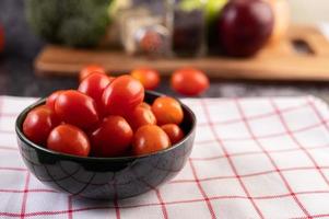 verse rijpe tomaten op een rode geruite doek