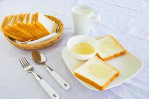 brood en zoete gecondenseerde melk op een tafel foto