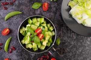 komkommers met tomaten en bonen in een koekenpan foto