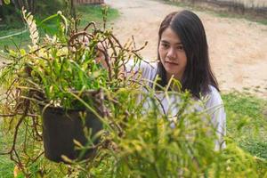 vrouw planten buiten water geven foto