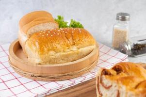 verschillende soorten brood uitgestald op een tafel foto