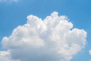 witte wolken in een blauwe lucht foto