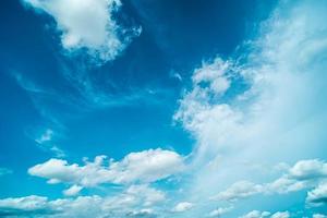 witte wolken in een blauwe lucht foto