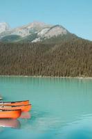 oranje kano's in blauw water foto