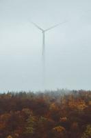 windturbine bedekt met mist foto